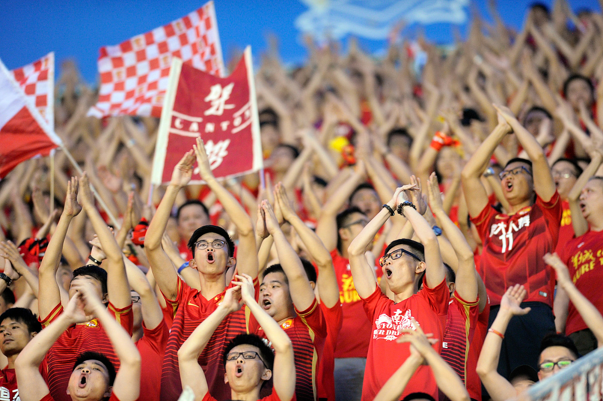 紧张比赛时刻,球员拼尽全力 紧张比赛时刻,球员拼尽全力