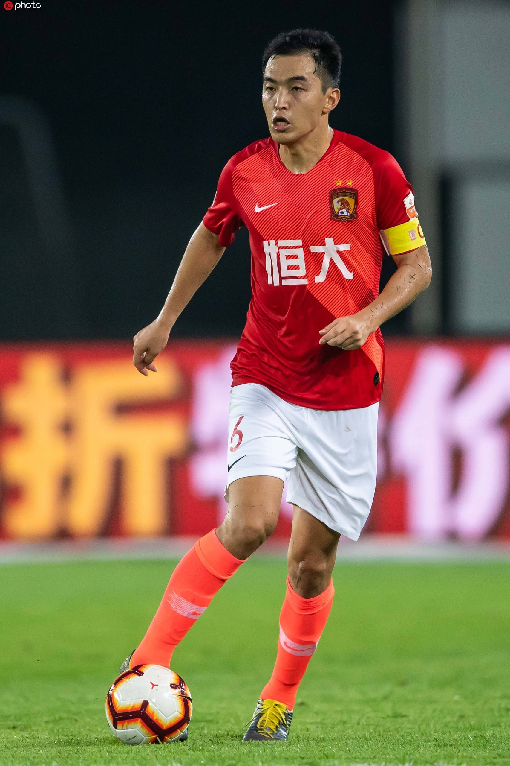 关于荷甲夺冠热门崭露头角，队员表现稳定的信息