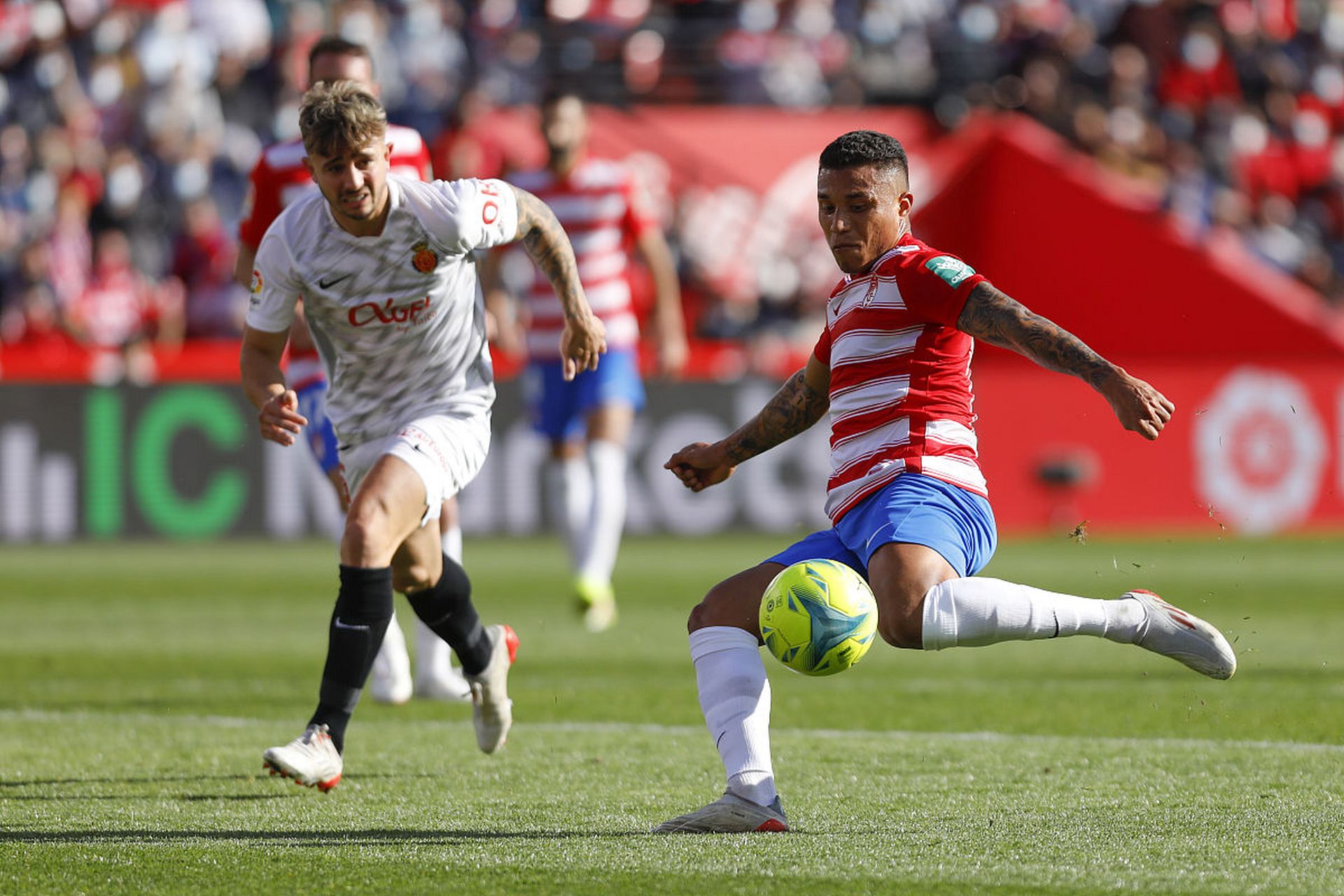 包含比利亚雷亚尔客场大胜，豪取三分的词条