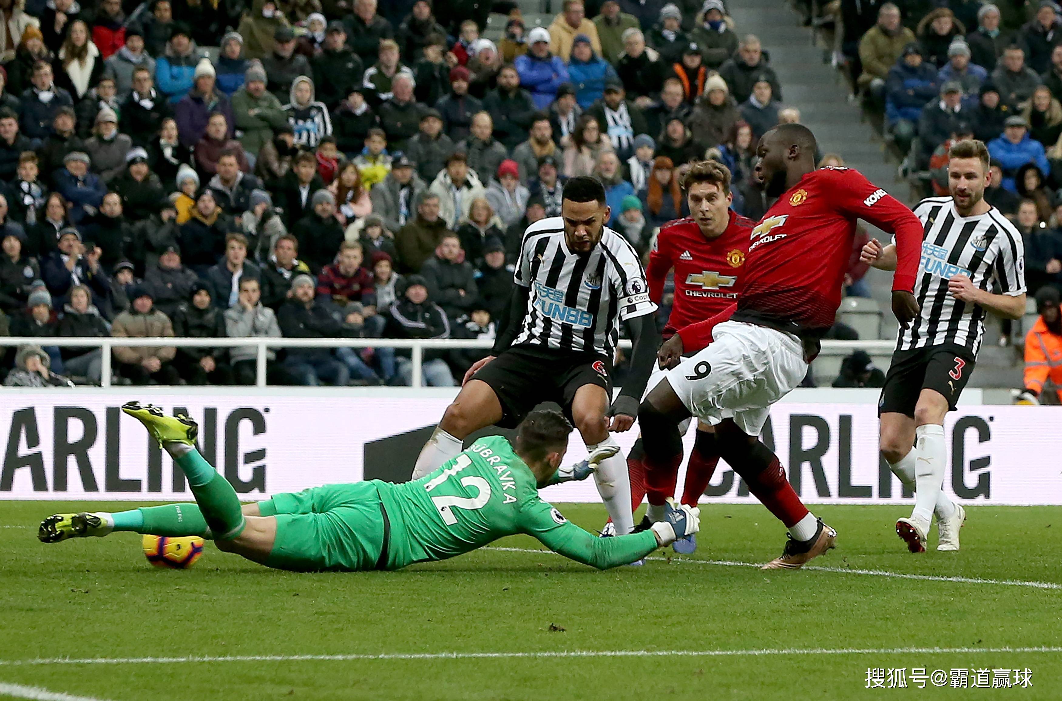 包含纽卡斯尔联客场险胜，重返前四的词条