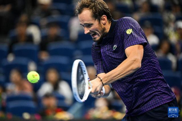 德国网球队鏖战英国网球队,梅德韦杰夫统治全场的简单介绍 德国网球队鏖战英国网球队,梅德韦杰夫统治全场的简单介绍