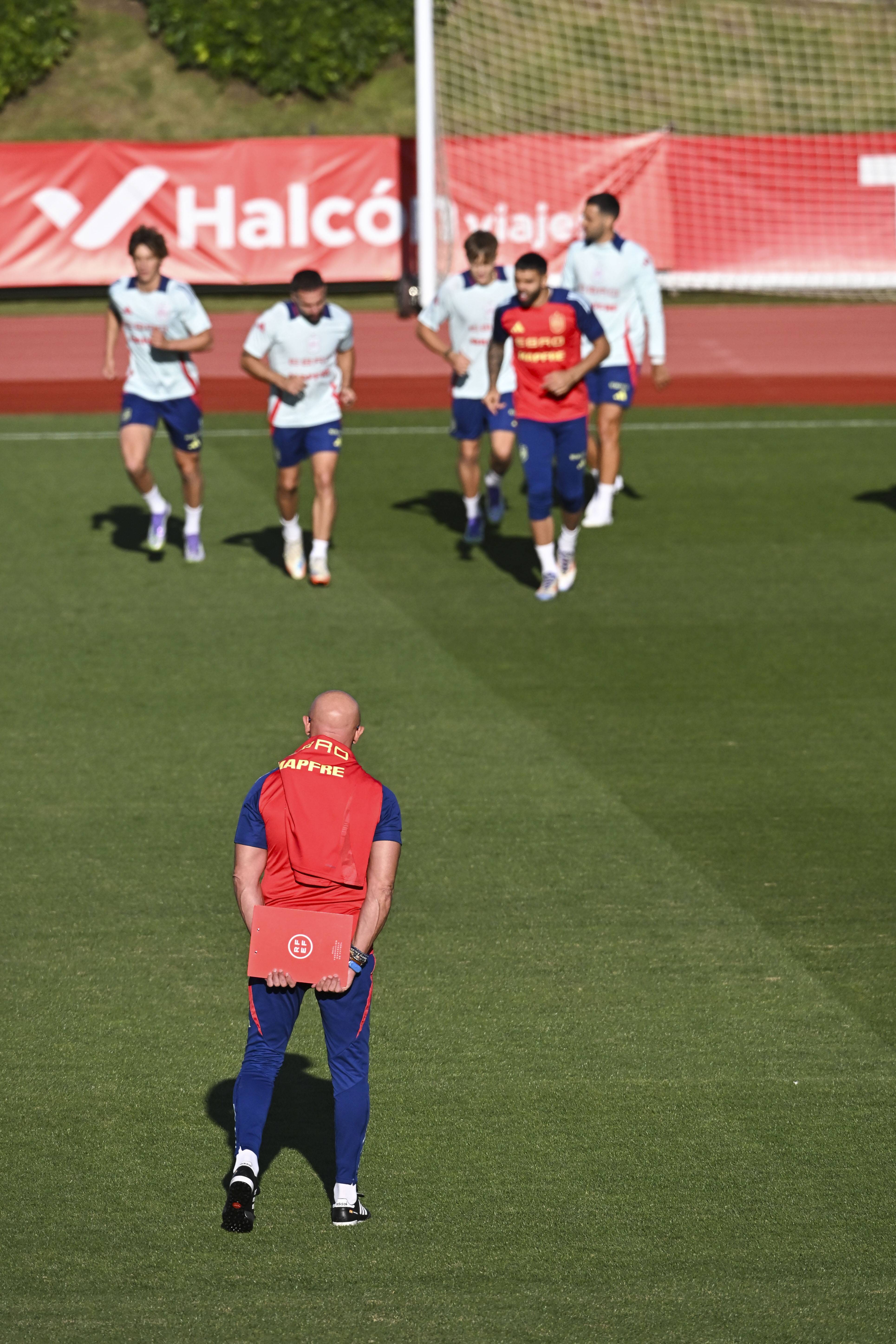 包含西班牙队勇夺世界杯四强，跻身半决赛的词条