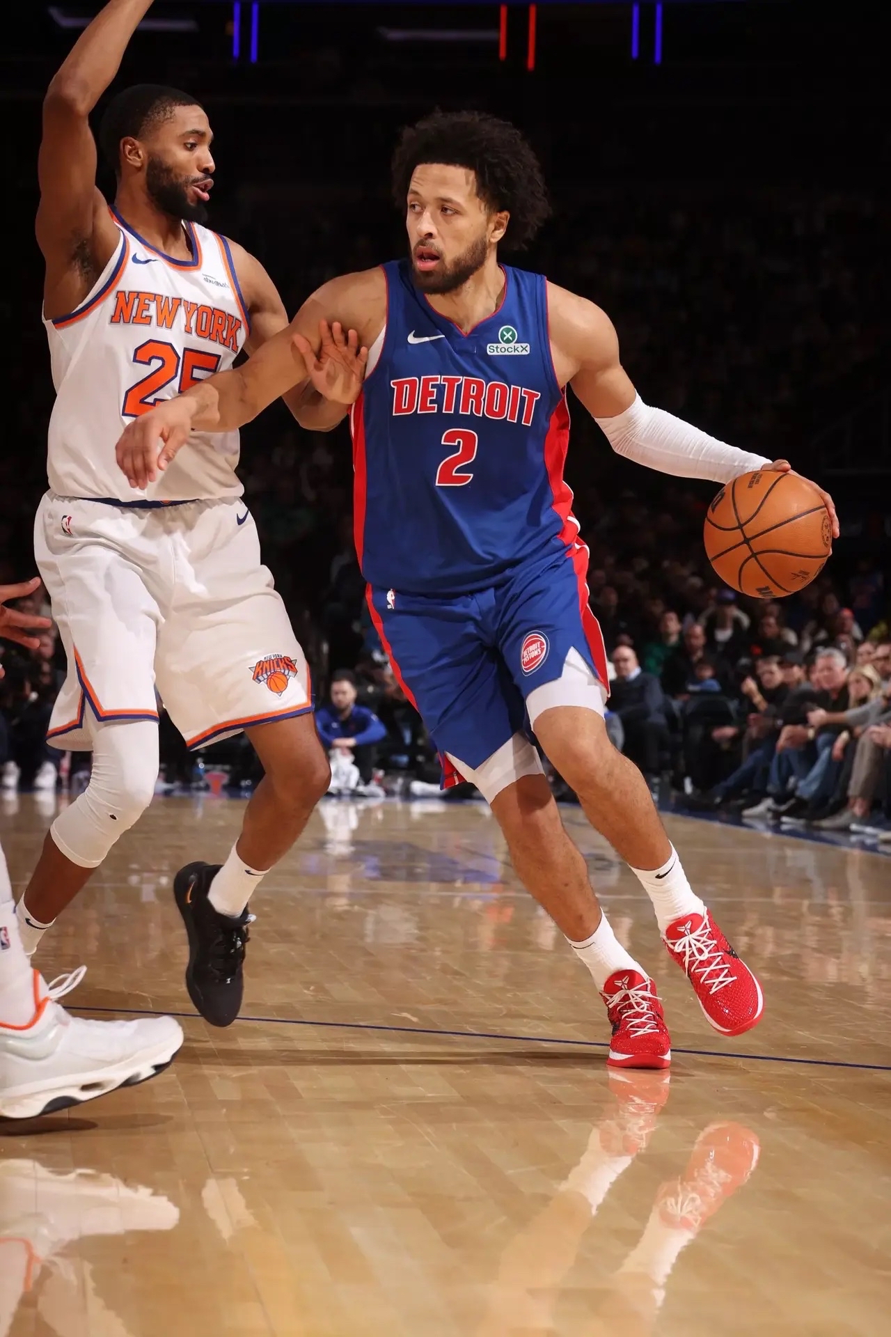 奋发努力！活塞队球员在比赛中全力以赴的简单介绍