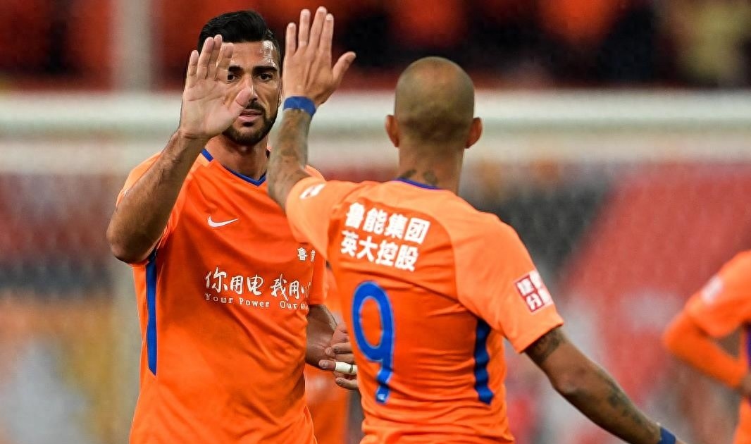 包含上港险胜鲁能，团结拼搏，抢得宝贵三分的词条