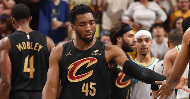 雄鹿逆转掘金，米切尔关键制胜