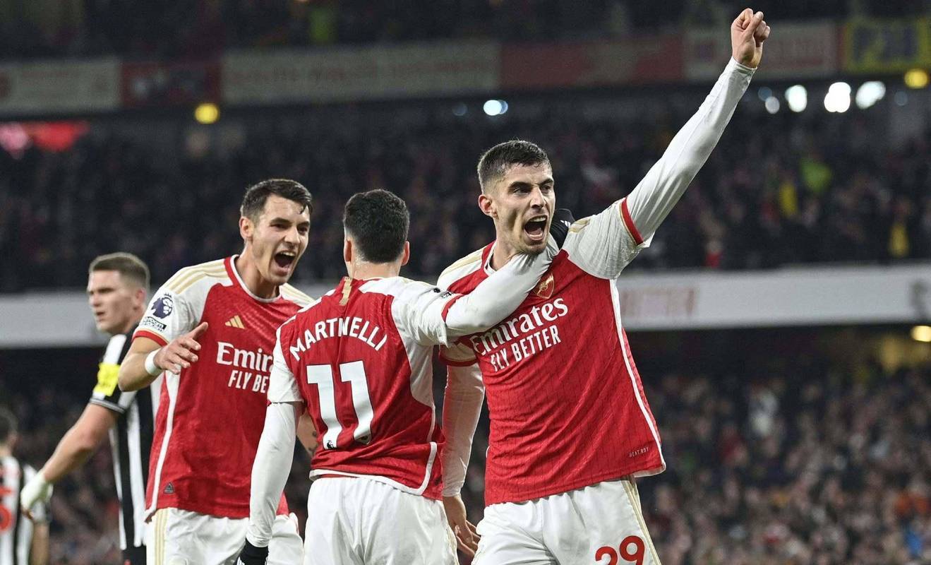 包含伯恩利客场击败南安普顿，续写不败神话的词条