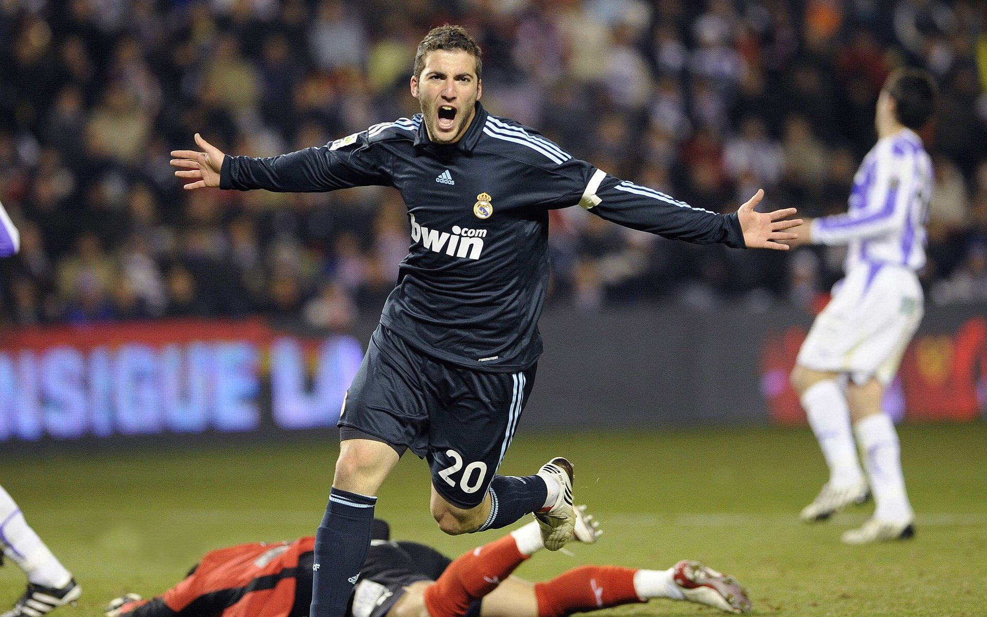 欧冠半决赛之夜，奥纳纳贡献制胜表现