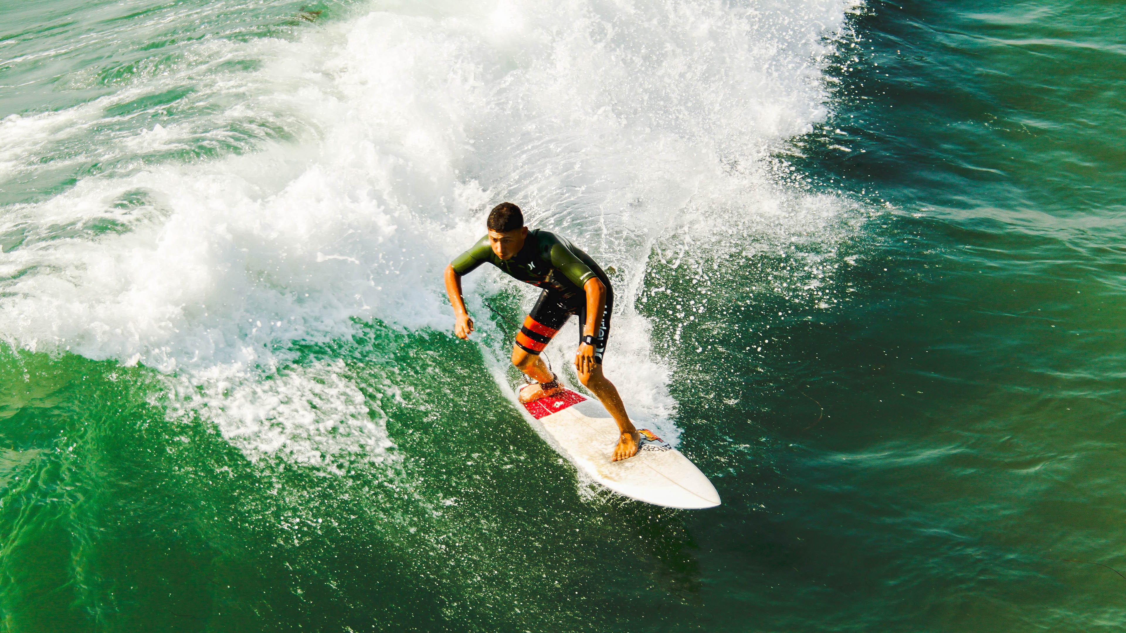 赛场双城记,掘金绝境逆转骑士,西亚卡姆在F1赛道超车争冠