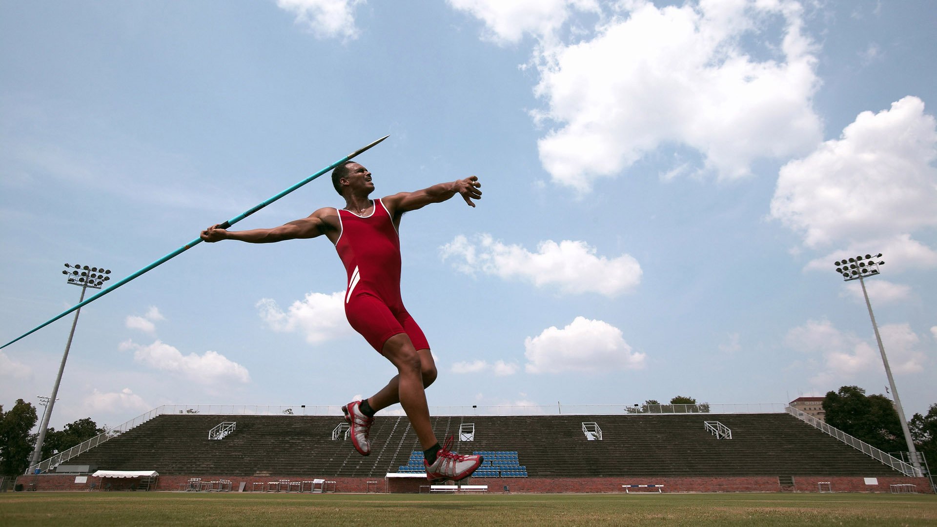 当沙漠风暴席卷蓝月，C罗如何用一脚过时的射门，为足球刻下新的时间维度